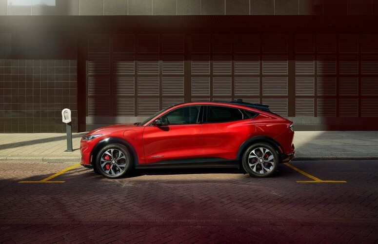 MUSTANG MACH-E. ΑΜΙΓΩΣ ΗΛΕΚΤΡΟΚΙΝΗΤΟ SUV.